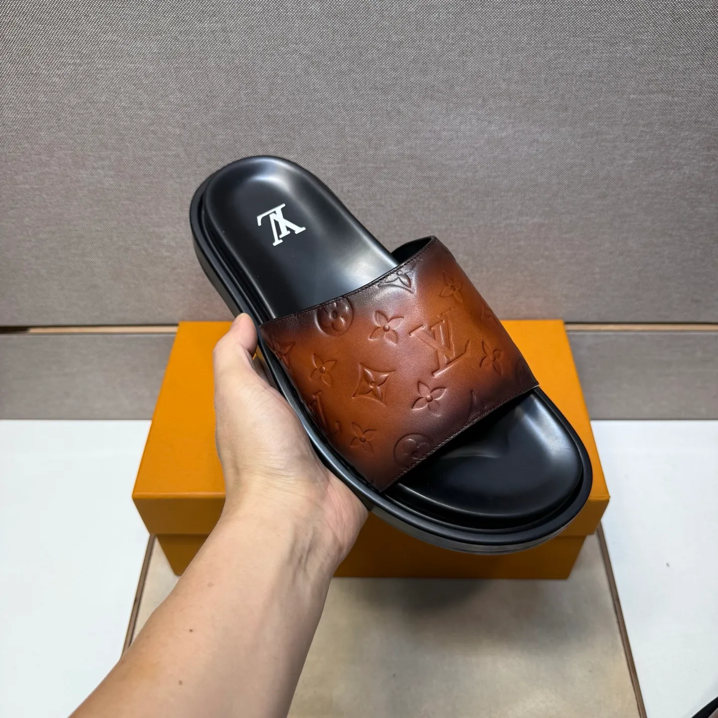 ⬛️Men's shoes 💰p400 [LV～] Men's casual slippers 2025z cabinet sales simultaneously 🔶Size: 39-44#️⃣ 🔷4 colors🔜The upper is made of cowhide stitching➕Genuine leather lining, comfortable and breathable, sole: original comfortable and wear-resistant outsole, ⚠️Real 📱Photographed🎬The real thing is better📢📢📢